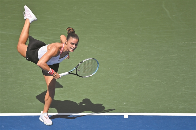 Λύγισε στα τρία σετ