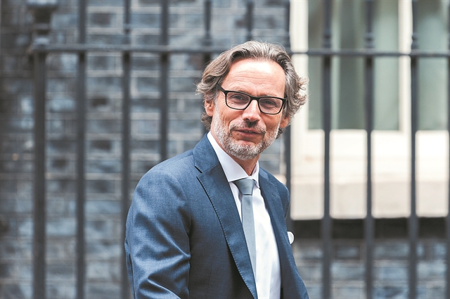 Το δεξί χέρι του Σολτς μπαίνει στο στόχαστρο