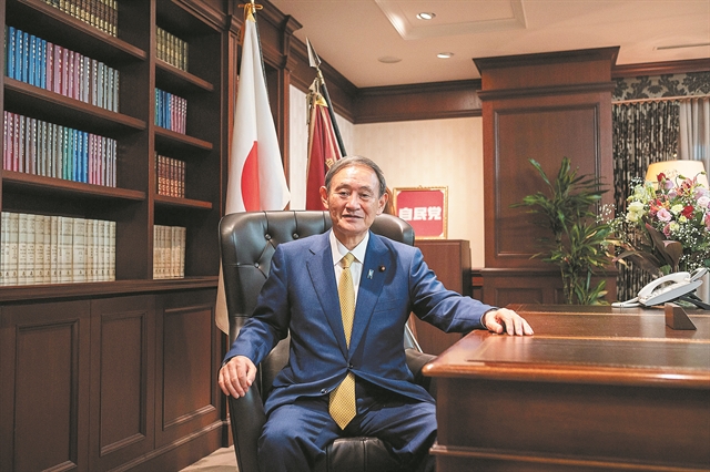 Ο γιος των αγροτών παίρνει τη σκυτάλη από τον Σίνζο Αμπε