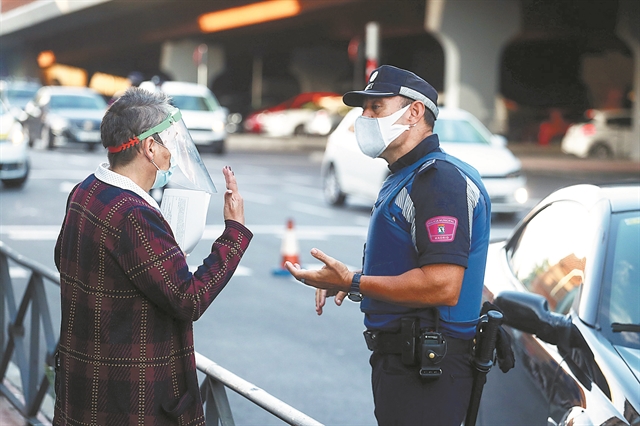 Στα 453 εκτοξεύτηκαν τα κρούσματα, 79 ασθενείς νοσηλεύονται σε ΜΕΘ