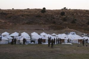 Λέσβος: Στον νέο καταυλισμό μπαίνουν οι πρώτοι πρόσφυγες και μετανάστες