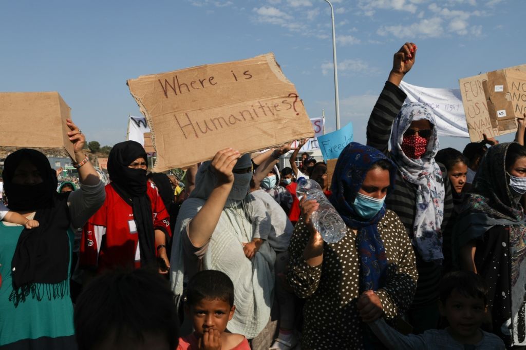 Λέσβος : Στον δρόμο για άλλη μια μέρα οι πρόσφυγες – Προχωρούν οι εργασίες για τη νέα δομή