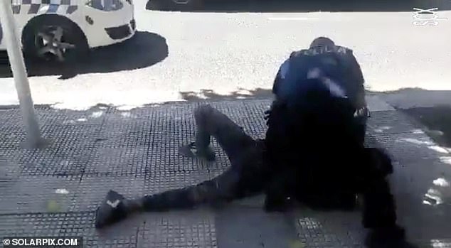 Ισπανία: Αστυνομικός συμπιέζει με το γόνατο το λαιμό 14χρονου γιατί δεν φορούσε μάσκα