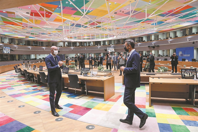 Ισορροπίες και παζάρια με τις κυρώσεις