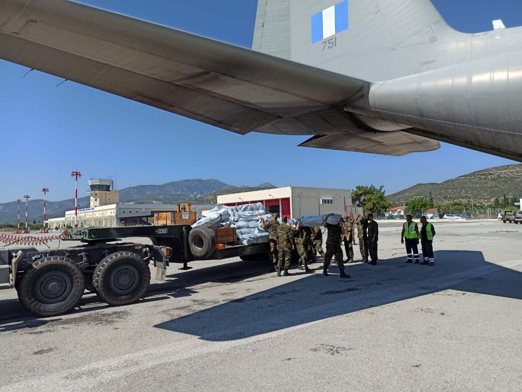 Μεταφορά σκηνών με C-130 στη Λέσβο