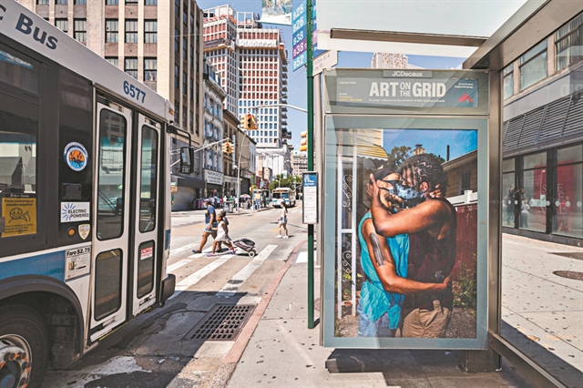 Μια Ελληνίδα πίσω από υπαίθρια έκθεση 50 έργων στη Νέα Υόρκη