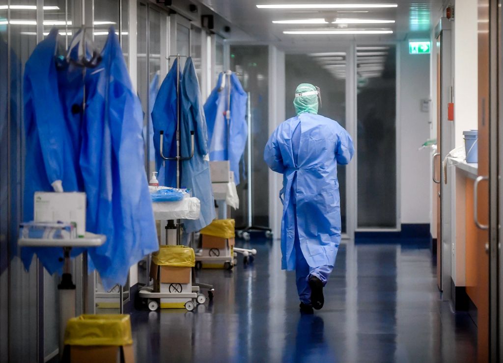 Απειλεί η πανδημία: Στα 339 τα κρούσματα – 71 δίνουν μάχη στις ΜΕΘ