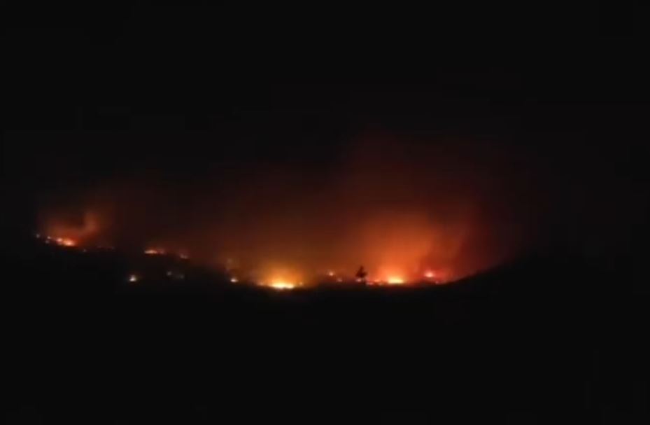 Αλεξανδρούπολη: Συνεχίζεται η μάχη με τις φλόγες – Ξεκίνησαν ρίψεις τα εναέρια μέσα