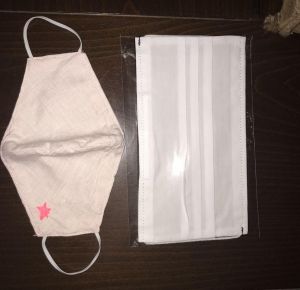 Σάλος στο Twitter με το μέγεθος της μάσκας στα σχολεία: «Ύφασμα που φτάνει για… φόρεμα»