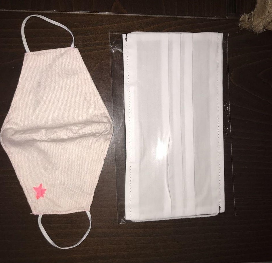 Σάλος στο Twitter με το μέγεθος της μάσκας στα σχολεία: «Ύφασμα που φτάνει για… φόρεμα»