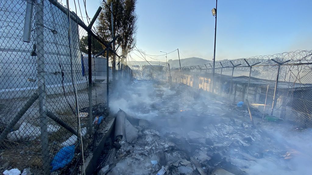 Μόρια: Η μέρα αποκαλύπτει τις ζημιές στον καταυλισμό – Παραδόθηκαν τα πάντα στις φλόγες