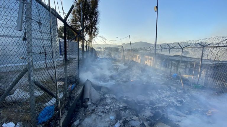 Μόρια: Η μέρα αποκαλύπτει τις ζημιές στον καταυλισμό – Παραδόθηκαν τα πάντα στις φλόγες | tanea.gr