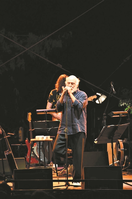 Ο Σαββόπουλος και οι «αξιαγάπητοι μασκοφόροι» του