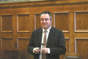 Μόσιαλος : «Η αποτελεσματικότητα του εμβολίου δεν αναμένεται μεγαλύτερη του 70%»