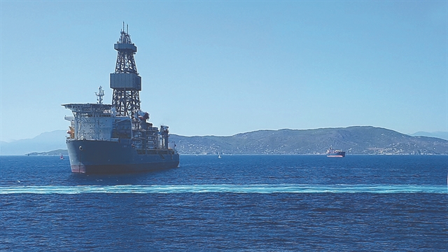 Ενα πλωτό γεωτρύπανο στο αγκυροβόλιο του Πειραιά