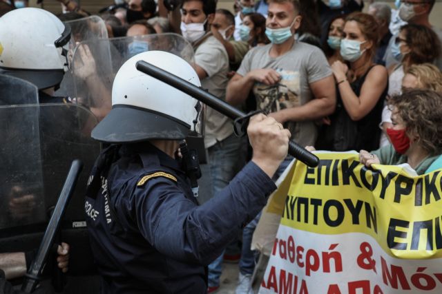 Σπίρτζης: Η κυβέρνηση «χειροκροτεί» τους γιατρούς με κλομπ στο δρόμο