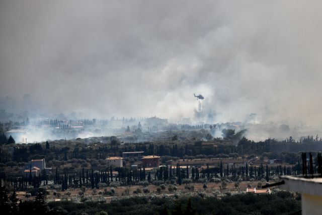 Ανεξέλεγκτη η φωτιά στα Καλύβια – Eκκενώνουν την Ανάβυσσο
