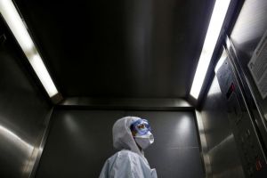 Κορονοϊός: Πόση ώρα μετά είναι ασφαλές το ασανσέρ αν βήξει ασθενής