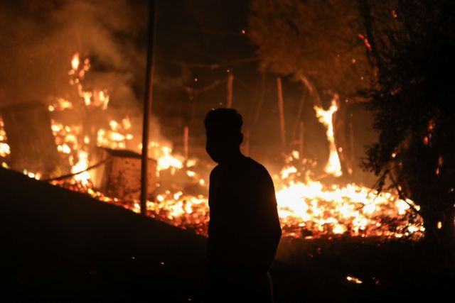Δεύτερη νύχτα αγωνίας στη Μόρια – Νέα φωτιά στο ΚΥΤ και στους δρόμους χιλιάδες πρόσφυγες