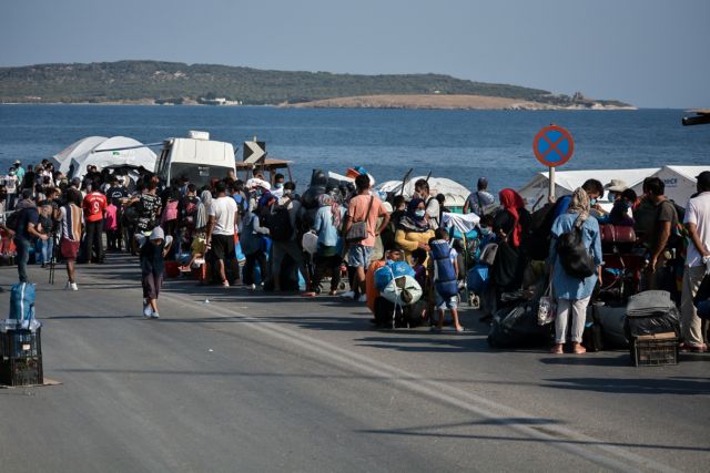 «Θηλυκό τάγμα» επιστρατεύτηκε στη Λέσβο για να πειστούν πρόσφυγες και μετανάστες