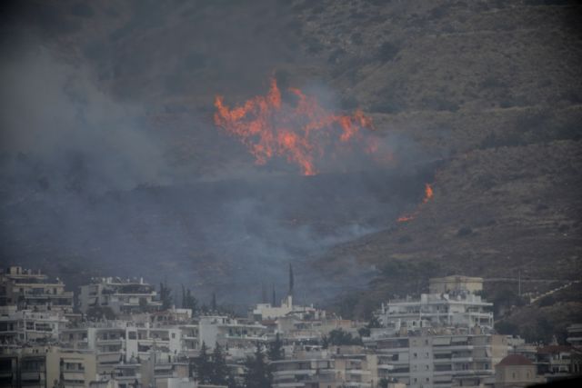 Μεγάλη φωτιά στον Καρέα: Στη μάχη πέντε ελικόπτερα – Πού έχει διακοπεί η κυκλοφορία