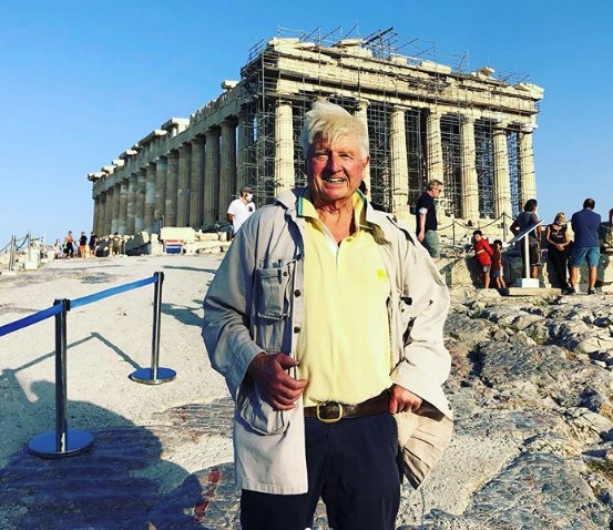 Στην Αθήνα ο πατέρας του Μπόρις Τζόνσον – Γιατί τα «άκουσε» για τη μάσκα