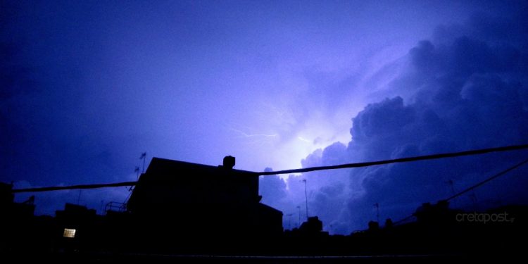 Οι κεραυνοί έκαναν τη νύχτα μέρα στην Κρήτη
