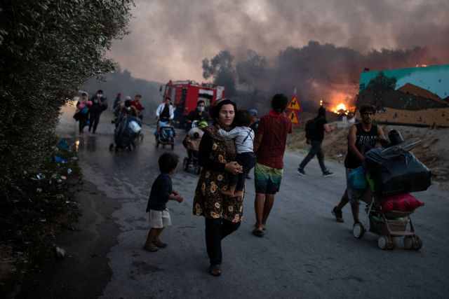 Μόρια: Η επόμενη μέρα μετά την καταστροφική φωτιά βρήκε χιλιάδες πρόσφυγες στο δρόμο – Τι έγινε με τα ασυνόδευτα παιδιά