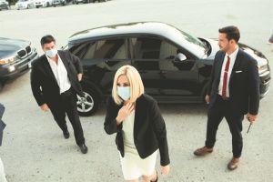 Απέναντι στο «αντί…»