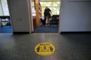 «Καμία απόσταση δεν είναι ασφαλής» – Σοκάρει η προειδοποίηση καθηγητή για τον κοροναϊό