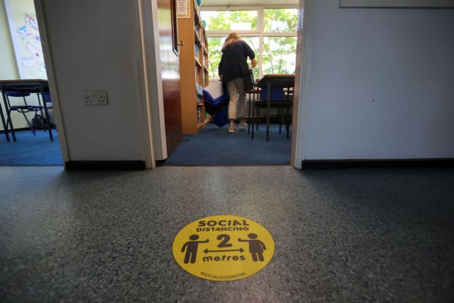 «Καμία απόσταση δεν είναι ασφαλής» – Σοκάρει η προειδοποίηση καθηγητή για τον κοροναϊό