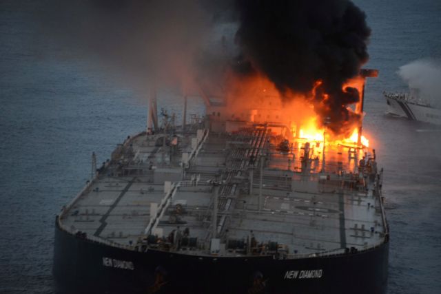 Εξακολουθεί να φλέγεται το δεξαμενόπλοιο στη Σρι Λάνκα – Μετέφερε 2 εκατ. βαρέλια πετρελαίου