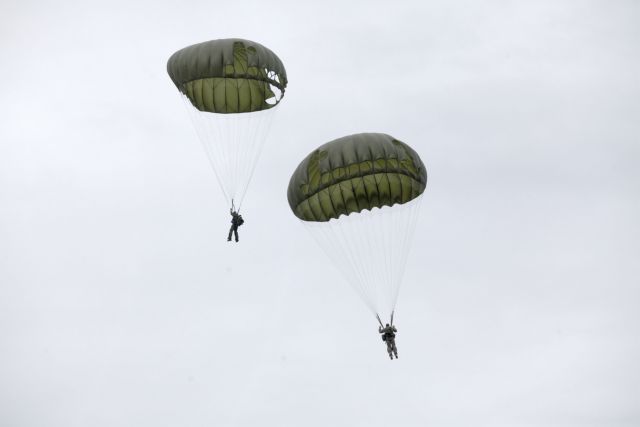 Θρήνος στην κηδεία του αλεξιπτωτιστή που σκοτώθηκε εν ώρα άσκησης