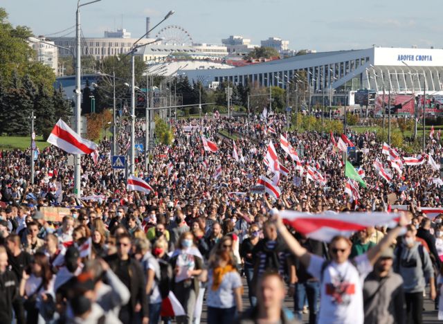 Δεκάδες χιλιάδες διαδηλωτές στη Λευκορωσία ζητoύν την παραίτηση Λουκασένκο