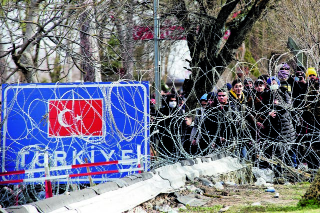 Ψυχολογικός πόλεμος στον Έβρο: Με πυροτεχνήματα και εμβατήρια προκαλούν οι Τούρκοι | tanea.gr