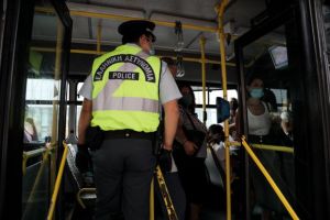 Εντονες αντιδράσεις επιβατών στα μέσα μεταφοράς για τους αρνητές της μάσκας
