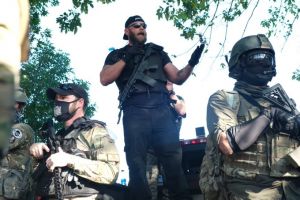 Επεισόδια στο Κεντάκι μεταξύ αντιρατσιστών και ένοπλων υποστηρικτών της αστυνομίας