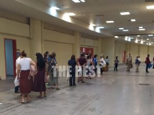 Πάτρα: Ουρές εκπαιδευτικών για να πάρουν μάσκες για τα σχολεία