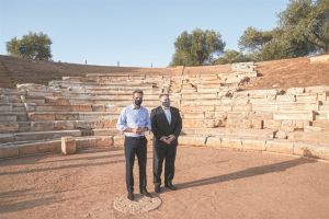 Ντολμαδάκια και τσικουδιά για τον Πομπέο