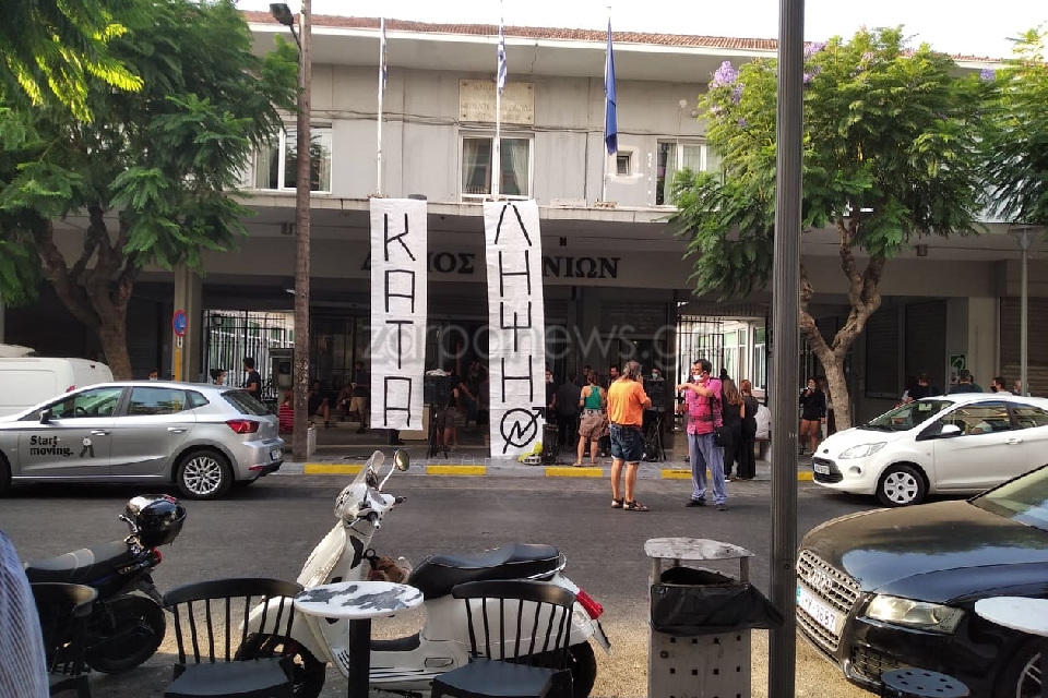 Χανιά: Κατάληψη στο δημαρχείο από αλληλέγγυους της «Ρόζα Νέρα»