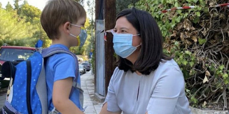 Η Νίκη Κεραμέως συνόδευσε τον γιο της στο Νηπιαγωγείο – Με μάσκα και οι δύο | tanea.gr
