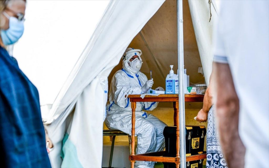 Βόμβα κοροναϊού στη χώρα: 453 κρούσματα – τα 184 σε ΚΥΤ στη Λέσβο