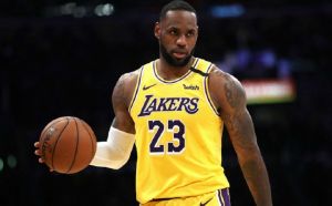 NBA: Συνεχίζει να γράφει ιστορία ο ΛεΜπρόν