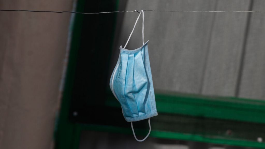 Κοροναϊός: Τα σενάρια συνομωσίας που πιστεύουν οι αρνητές