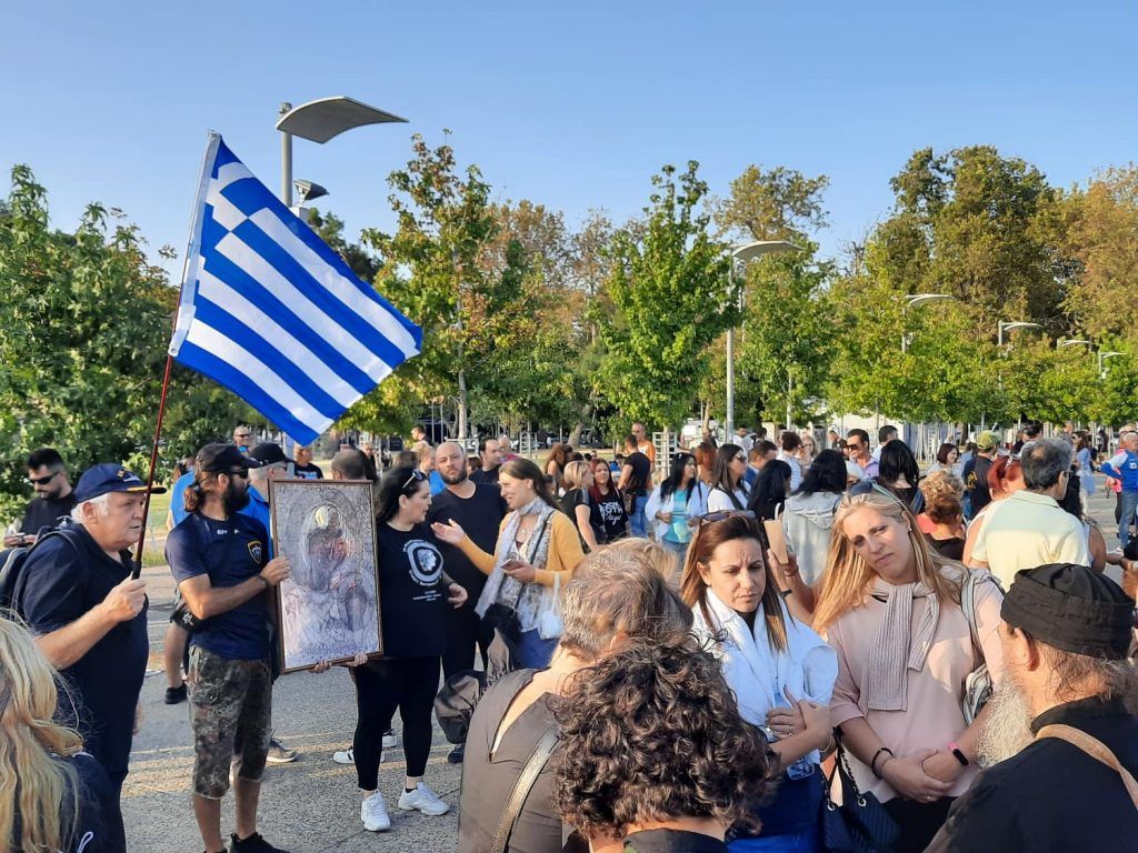 Θεσσαλονίκη : Με εικόνες και ελληνικές σημαίες η νέα συγκέντρωση συνωμοσιολόγων