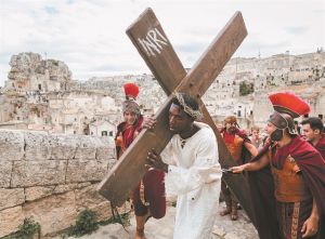 Ο Χριστός του Μίλο Ράου είναι μετανάστης από το Καμερούν