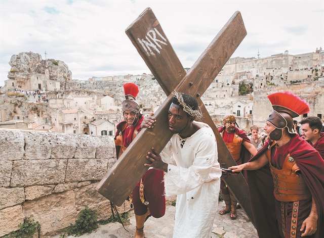 Ο Χριστός του Μίλο Ράου είναι μετανάστης από το Καμερούν