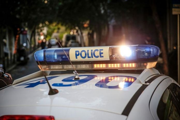 Νεαροί έγραψαν συνθήματα για το προσφυγικό στο γραφείο του Μηταράκη