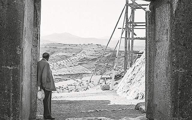 «Εδώ είναι το χασάπικο»: ο Καζαντζάκης στις Μυκήνες