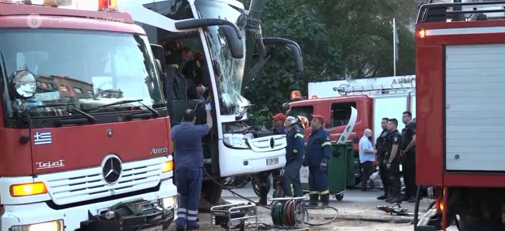 Πειραιάς: Σοβαρό τροχαίο στην Ακτή Μιαούλη με λεωφορείο – Εγκλωβίστηκε ο οδηγός